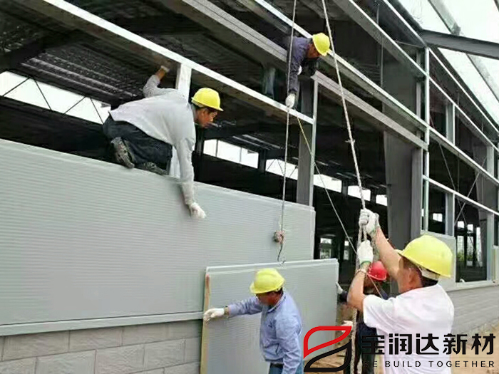 為什么鋼結(jié)構(gòu)建筑都選擇“聚氨酯夾芯板”？